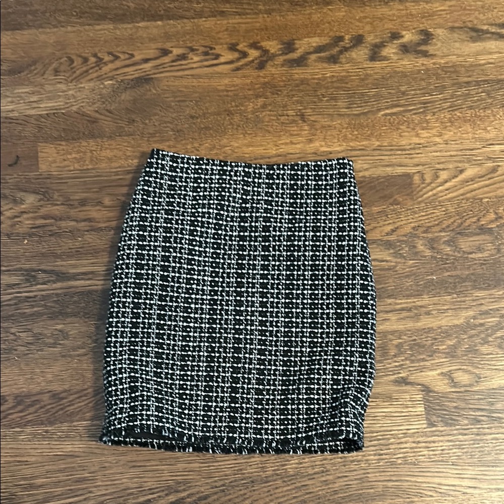 Chic Black and White Tweed Skirt - Ann Taylor Size 00P